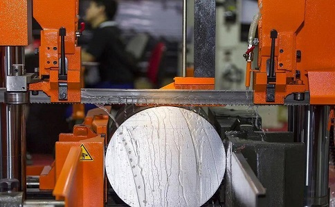 袁州立式金属带锯床切削出现跑带故障解决方法！